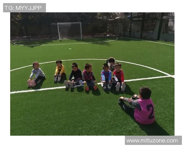 足球折痕背后的故事与启示探讨运动精神与团队合作的重要性